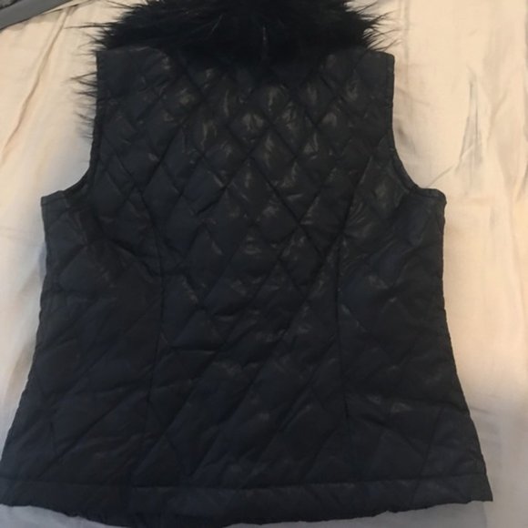 CACHÉ Fitted Faux Fur Vest.  COLD WEATHER CHIC. - Picture 5 of 7